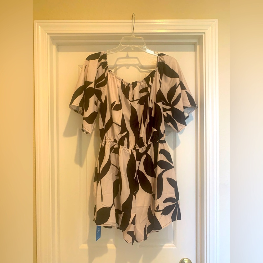Cupshe Black and White Leaf Print Off-Shoulder Jumper - Picture 3 of 4